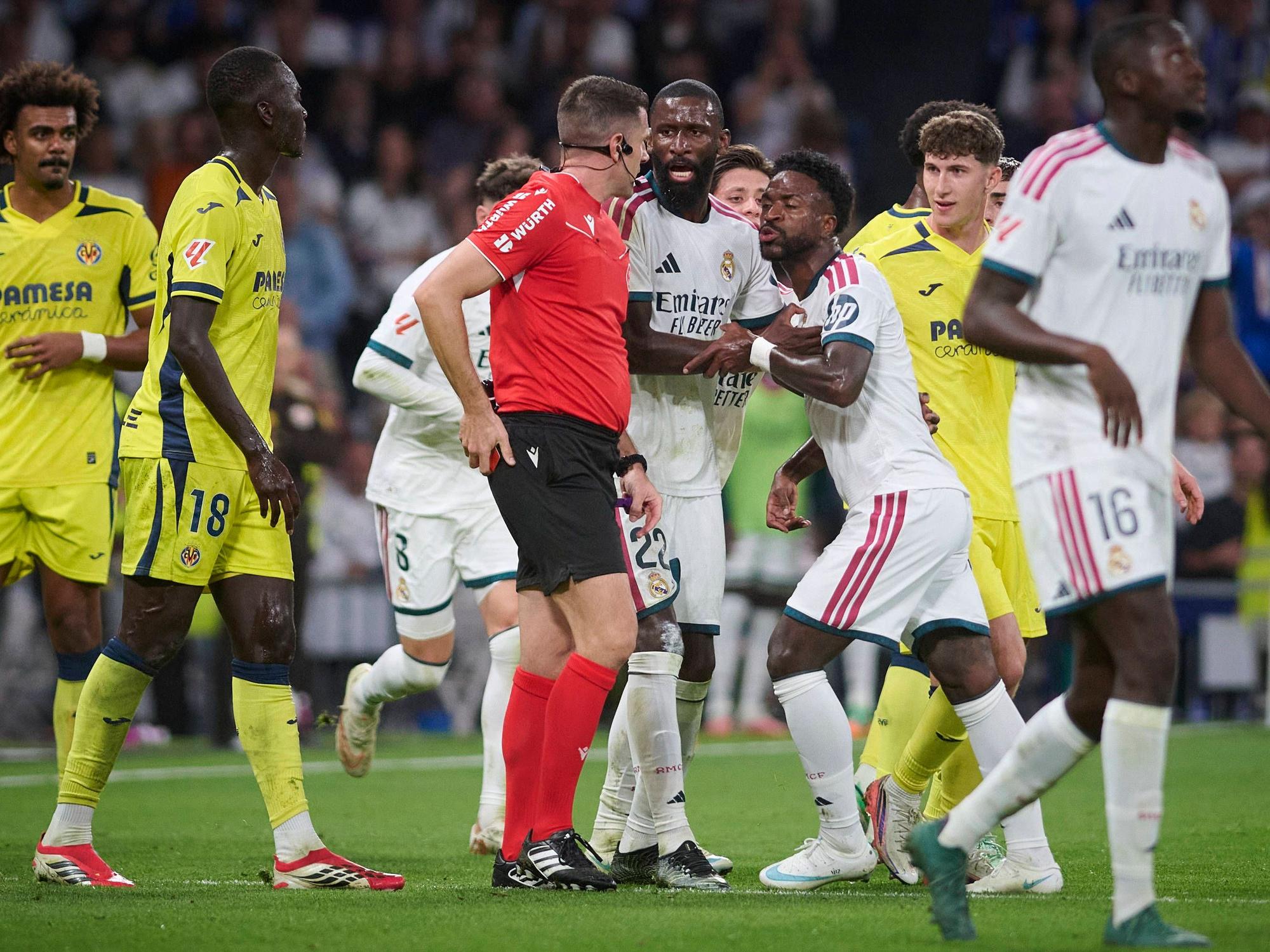 Vinícius Júnior geht auf Schiedsrichter Diaz de Mera los, Antonio Rüdiger muss ihn zurückhalten.