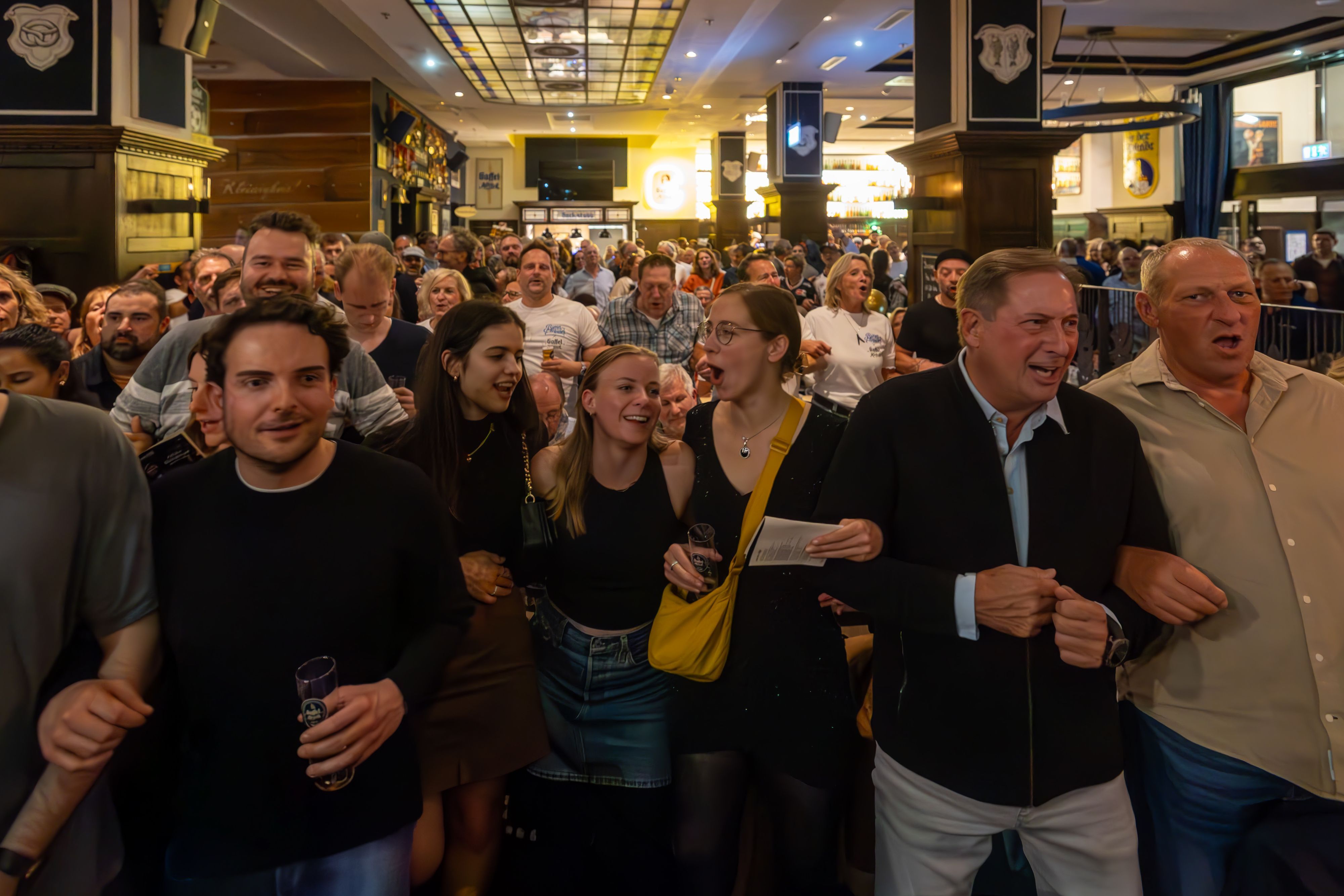 Gäste beim Mitsingkonzert von Björn Heuser im Gaffel am Dom.