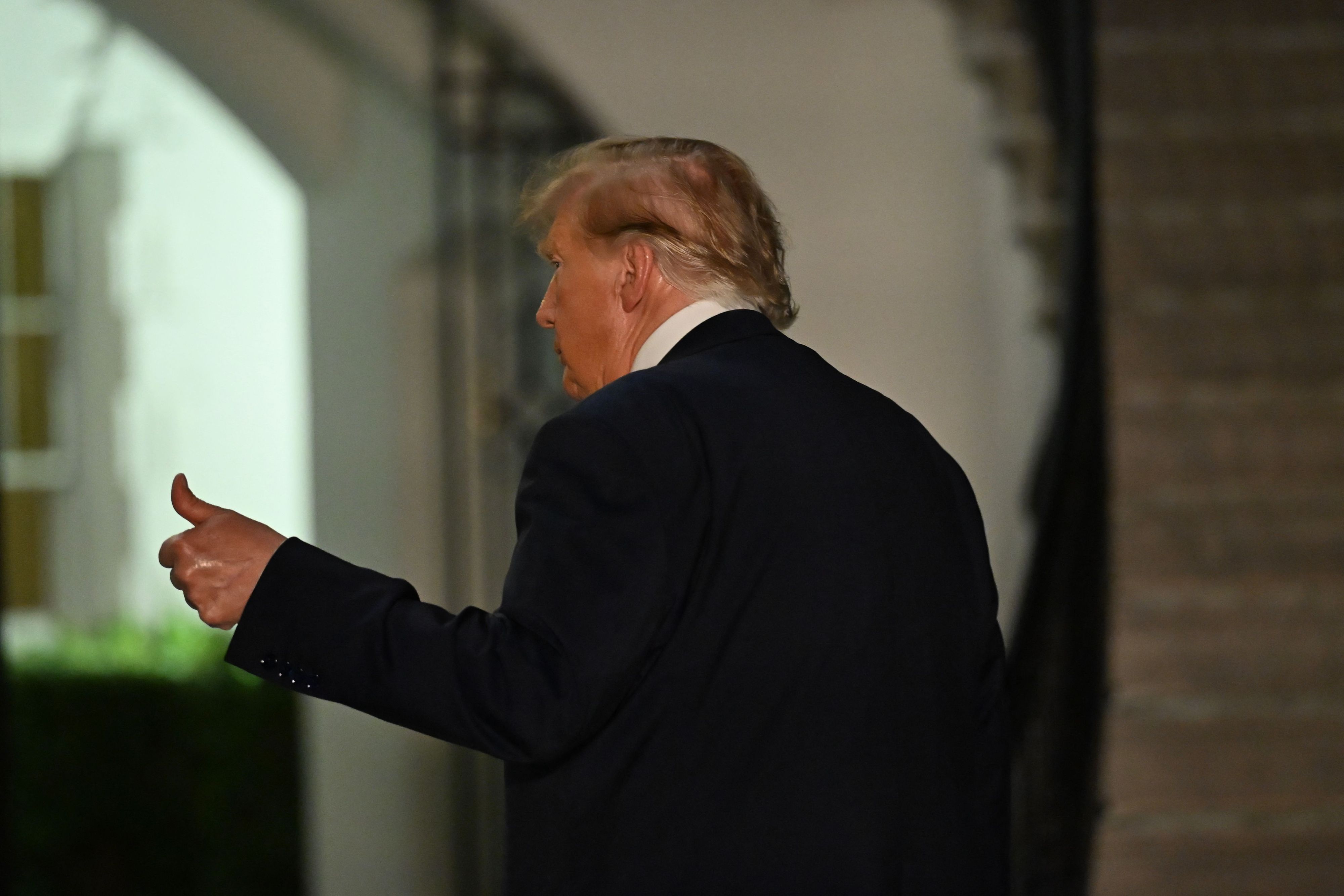 Daumen hoch von Präsident Donald Trump. Er bestreitet, an der Entscheidung, einen Amokläufer öffentlich hinzurichten, beteiligt gewesen zu sein. Doch er lehnt die Tötung nicht ab.