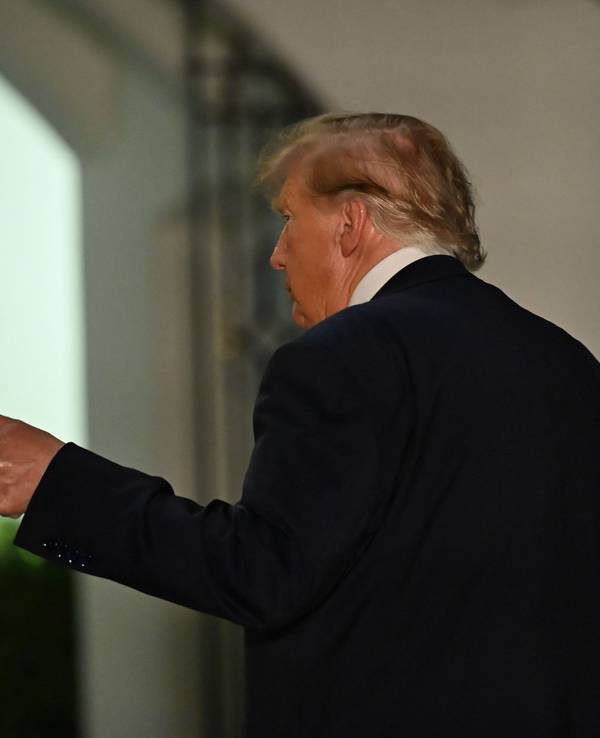 Daumen hoch von Präsident Donald Trump. Er bestreitet, an der Entscheidung, einen Amokläufer öffentlich hinzurichten, beteiligt gewesen zu sein. Doch er lehnt die Tötung nicht ab.
