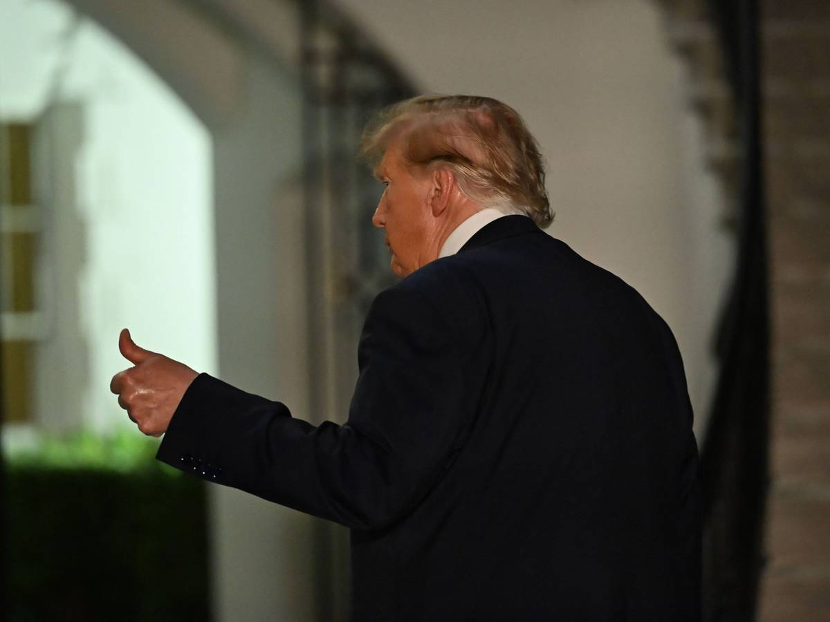 Daumen hoch von Präsident Donald Trump. Er bestreitet, an der Entscheidung, einen Amokläufer öffentlich hinzurichten, beteiligt gewesen zu sein. Doch er lehnt die Tötung nicht ab.