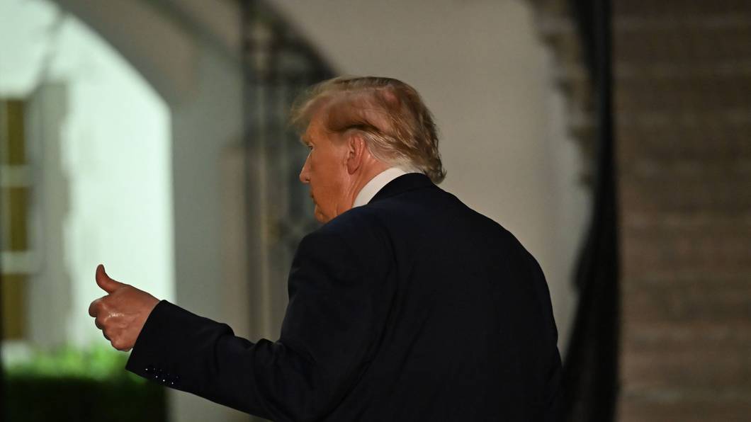 Daumen hoch von Präsident Donald Trump. Er bestreitet, an der Entscheidung, einen Amokläufer öffentlich hinzurichten, beteiligt gewesen zu sein. Doch er lehnt die Tötung nicht ab.