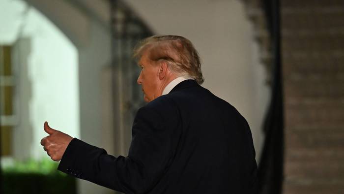 Daumen hoch von Präsident Donald Trump. Er bestreitet, an der Entscheidung, einen Amokläufer öffentlich hinzurichten, beteiligt gewesen zu sein. Doch er lehnt die Tötung nicht ab.