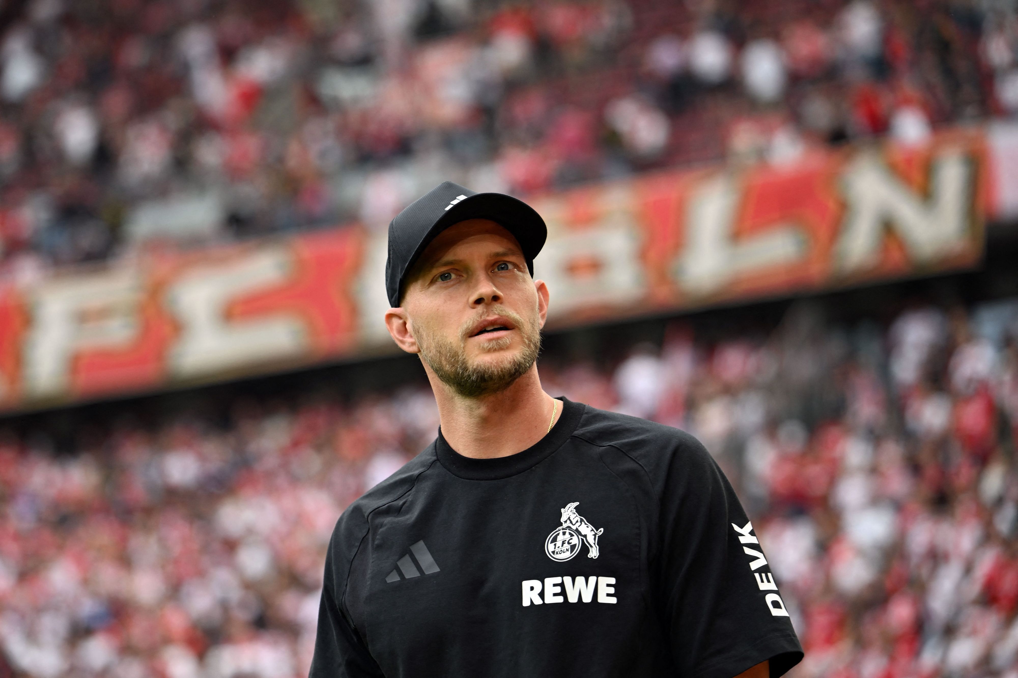 René Wagner im Rhein-Energie-Stadion, im Hintergrund die volle Südtribüne.