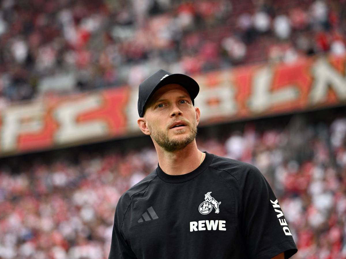 René Wagner im Rhein-Energie-Stadion, im Hintergrund die volle Südtribüne.