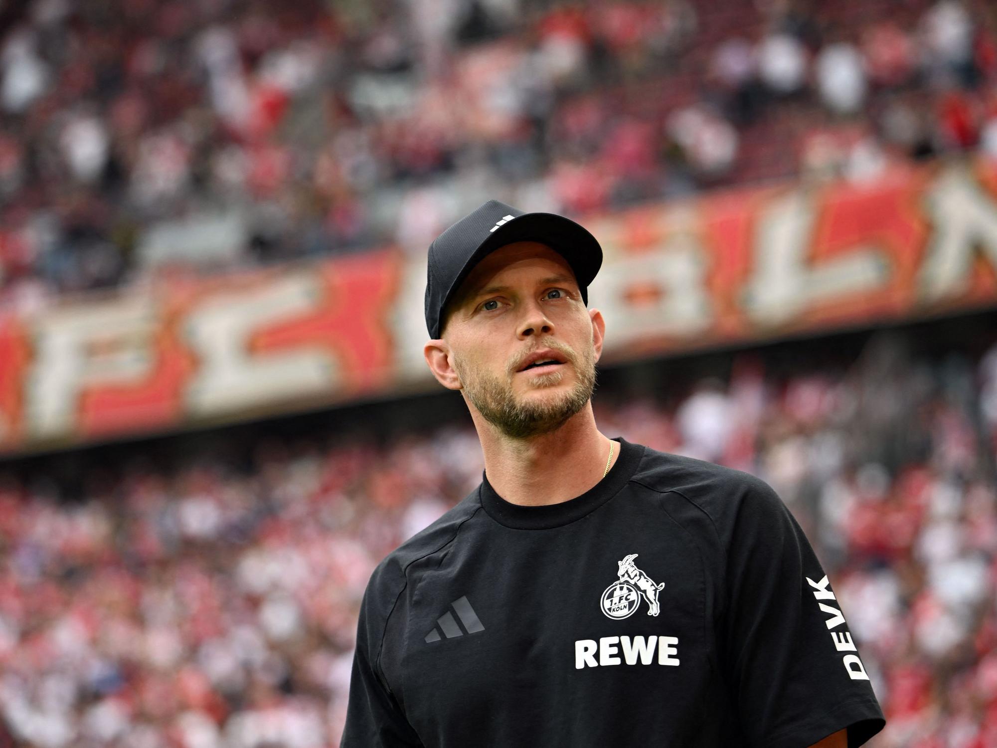 René Wagner im Rhein-Energie-Stadion, im Hintergrund die volle Südtribüne.