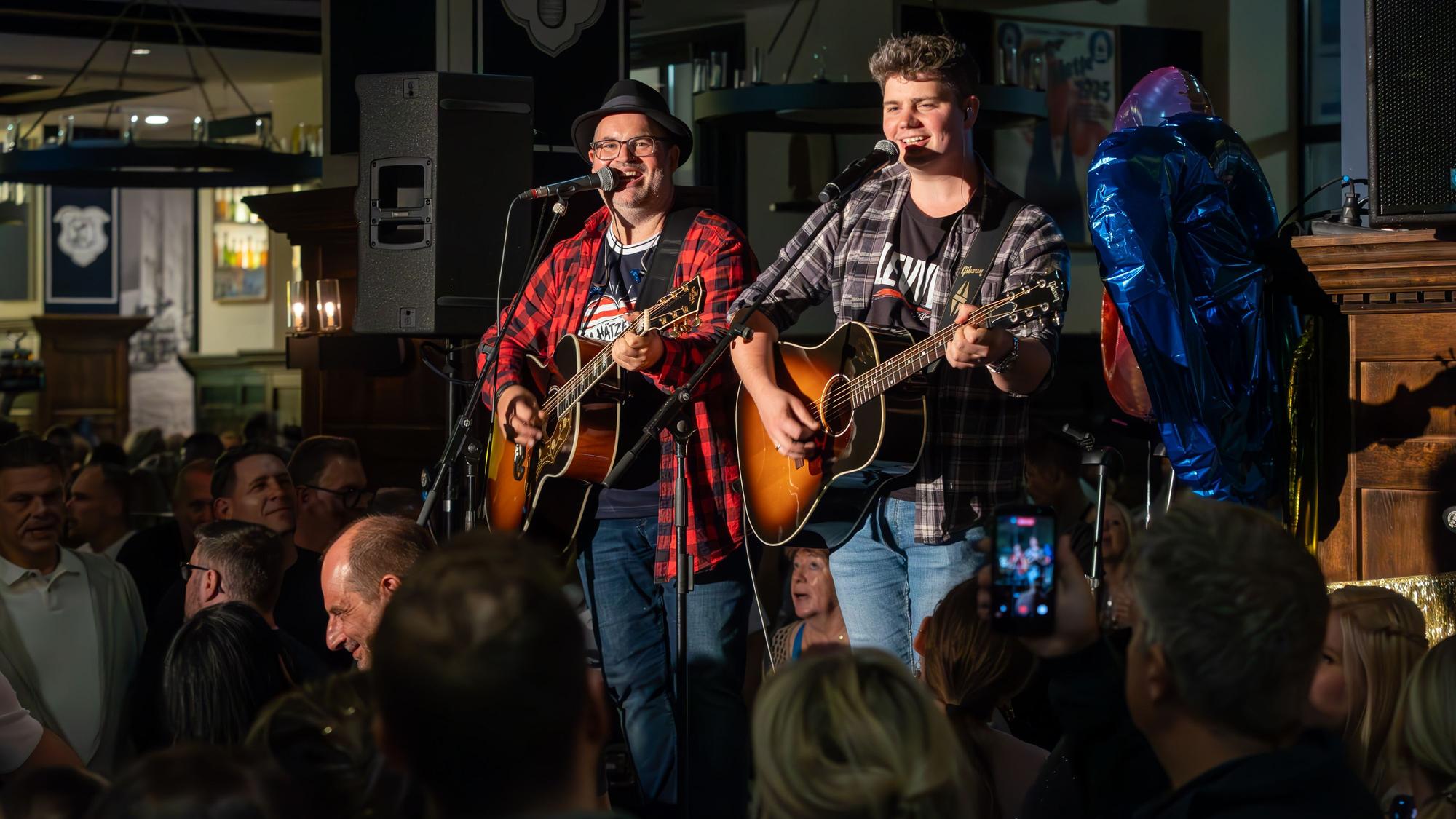 Mitsingkonzert von Björn Heuser im Gaffel am Dom mit Dennis Kleimann.