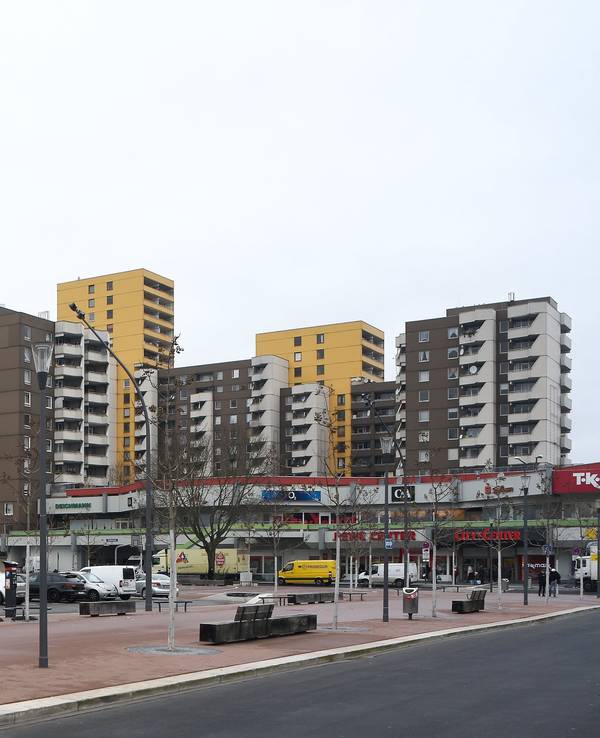 Blick auf den Liverpooler Platz und die Hochhäuser in Chorweiler (Archivfoto)
