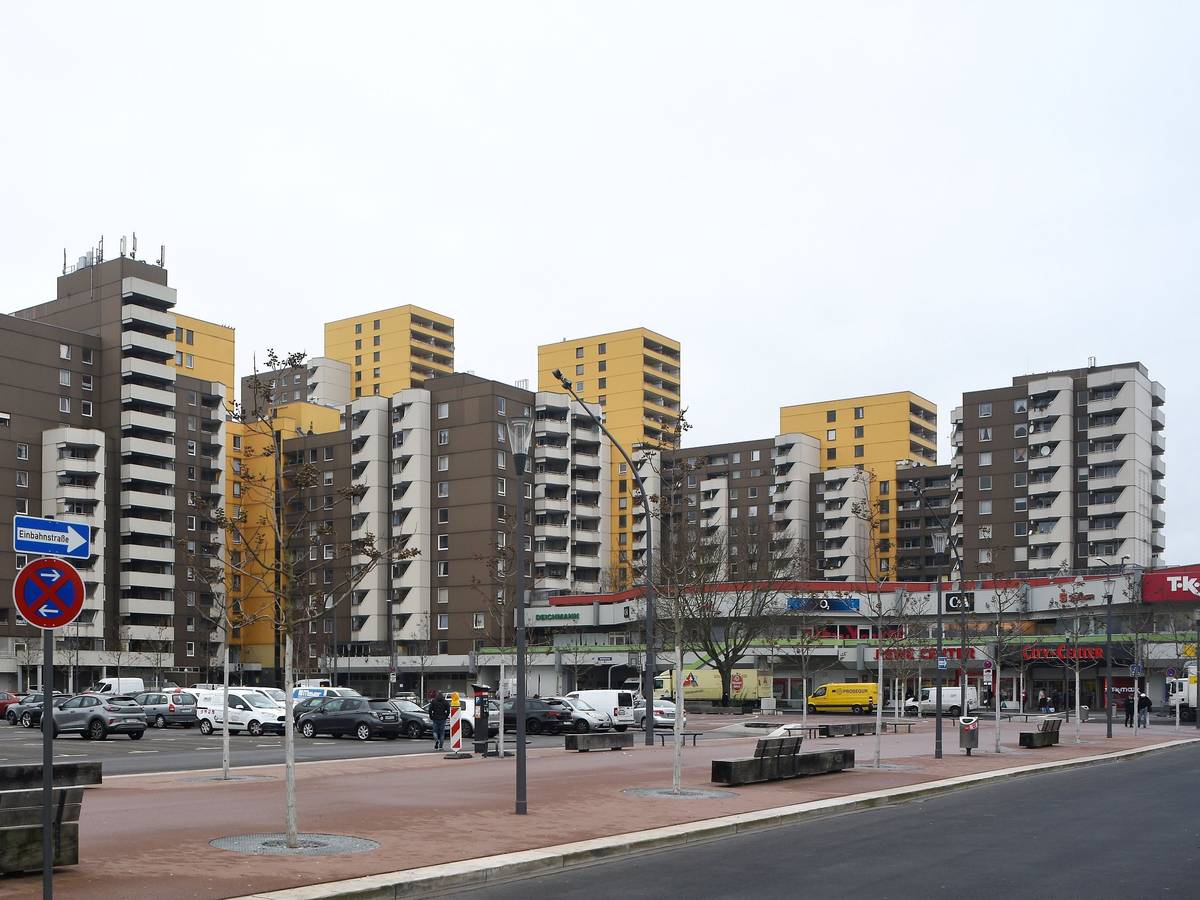 Blick auf den Liverpooler Platz und die Hochhäuser in Chorweiler (Archivfoto)