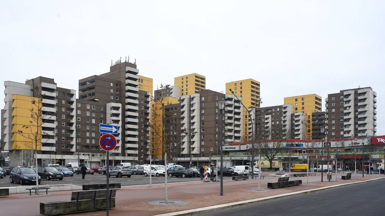 Blick auf den Liverpooler Platz und die Hochhäuser in Chorweiler (Archivfoto)