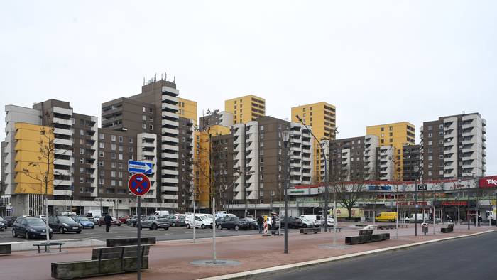 Blick auf den Liverpooler Platz und die Hochhäuser in Chorweiler (Archivfoto)