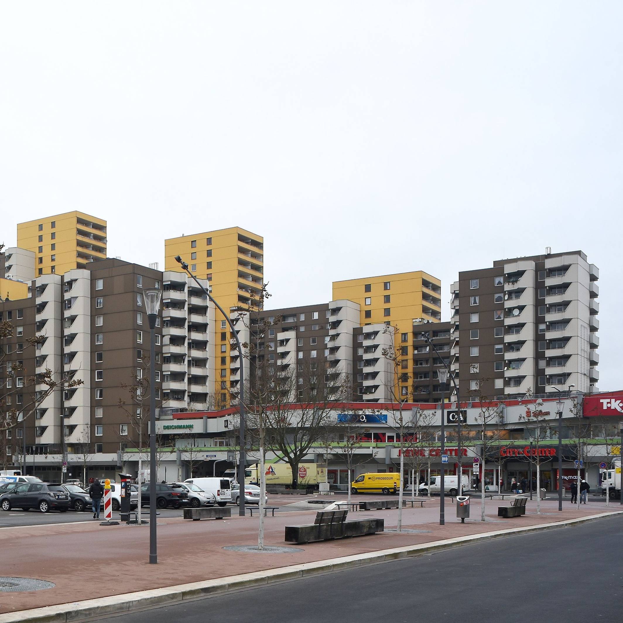 Blick auf den Liverpooler Platz und die Hochhäuser in Chorweiler (Archivfoto)