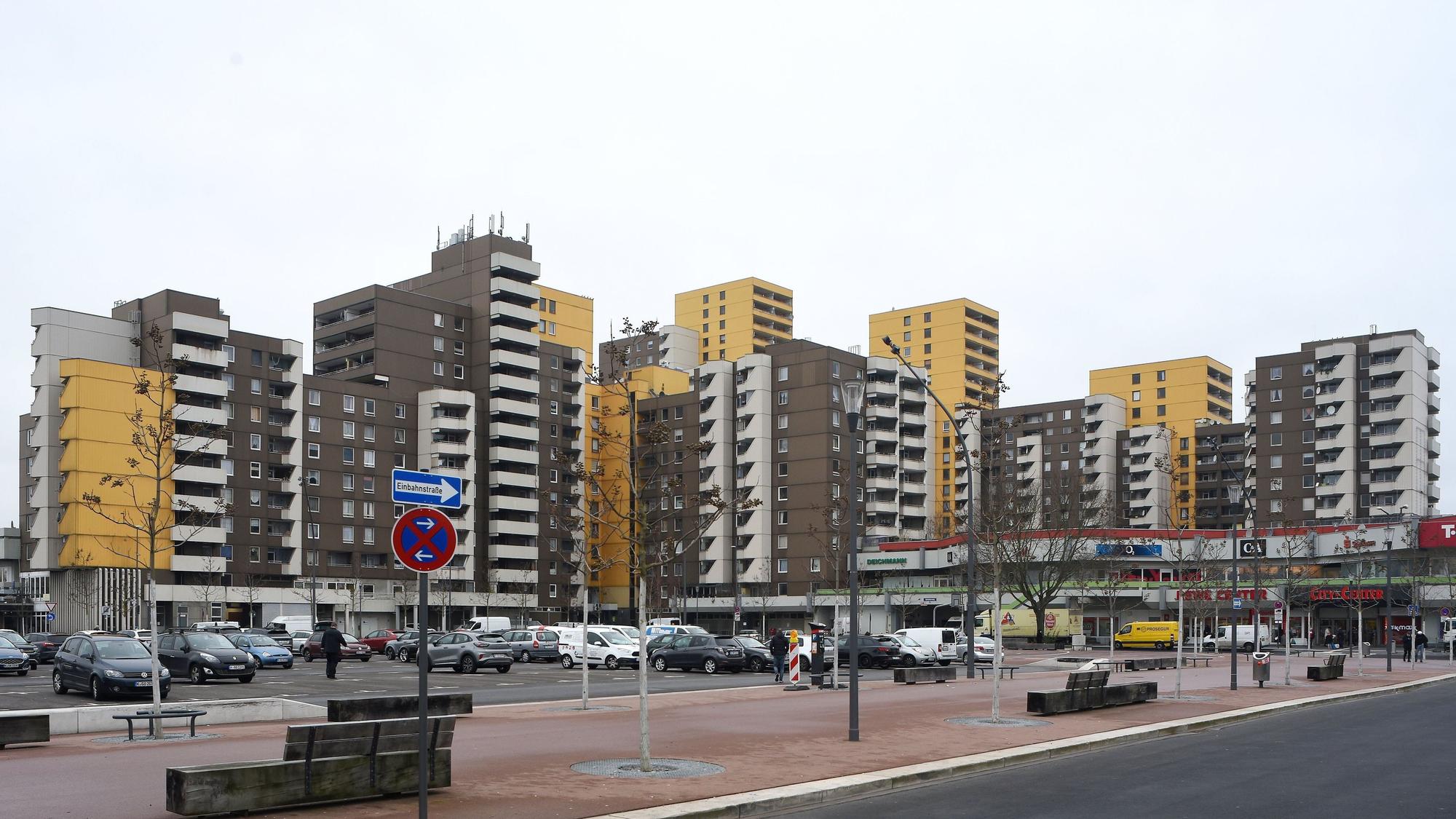Blick auf den Liverpooler Platz und die Hochhäuser in Chorweiler (Archivfoto)