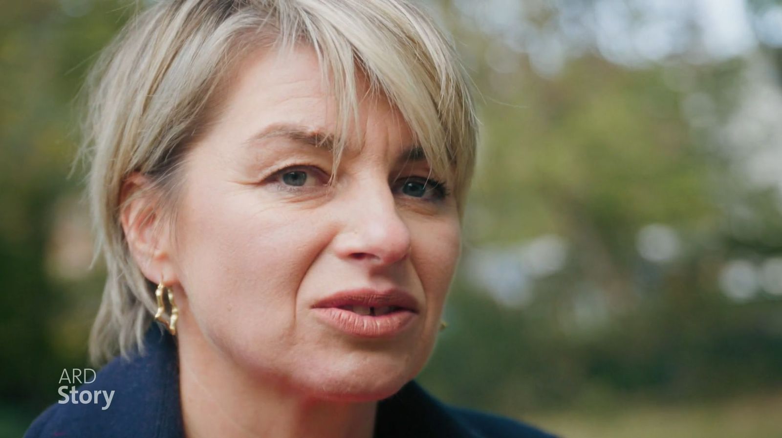 Sabine Heinrich führt durch die Doku „Die Wechseljahre: Zu heiß für Deutschland?“. (Bild: WDR / ARD)