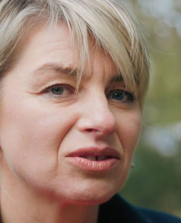 Sabine Heinrich führt durch die Doku „Die Wechseljahre: Zu heiß für Deutschland?“. (Bild: WDR / ARD)