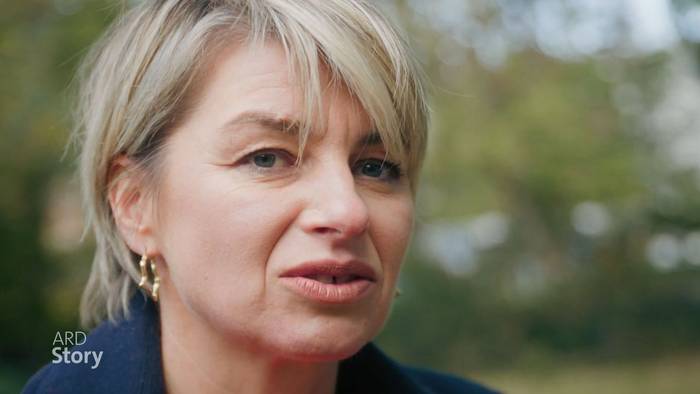 Sabine Heinrich führt durch die Doku „Die Wechseljahre: Zu heiß für Deutschland?“. (Bild: WDR / ARD)