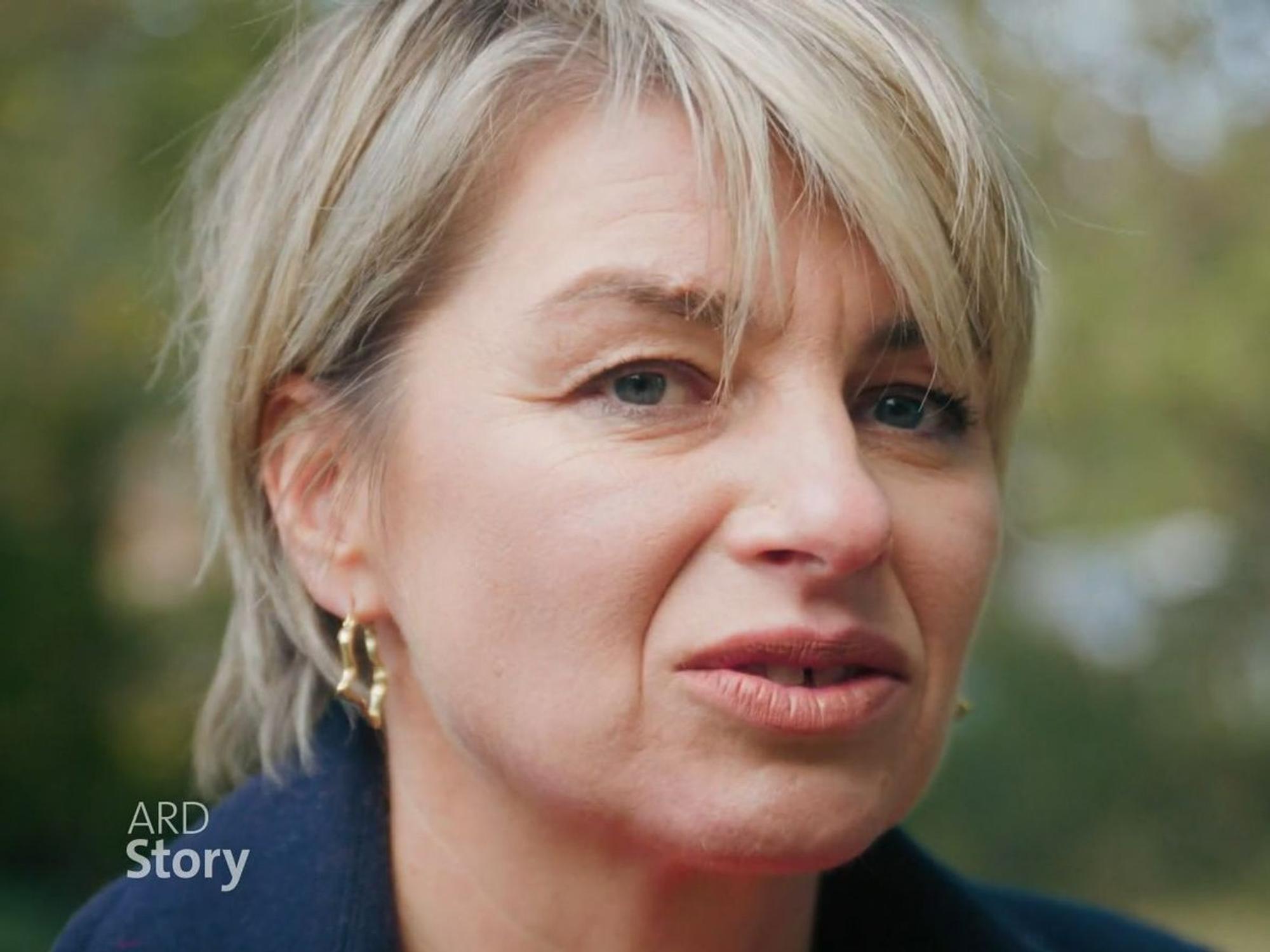 Sabine Heinrich führt durch die Doku „Die Wechseljahre: Zu heiß für Deutschland?“. (Bild: WDR / ARD)