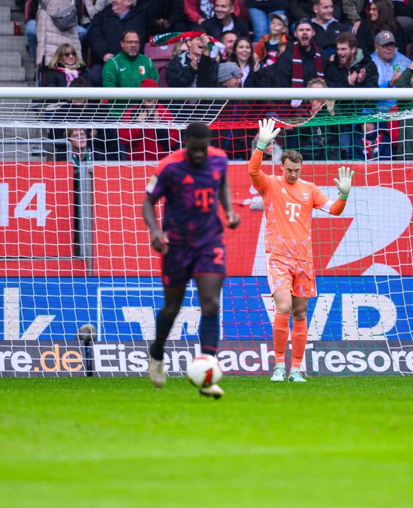 Manuel Neuer entschuldigt sich nach seinem dicken Patzer.