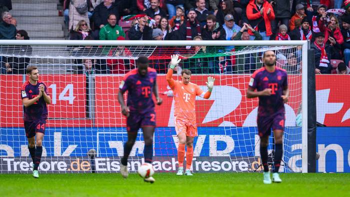 Manuel Neuer entschuldigt sich nach seinem dicken Patzer.