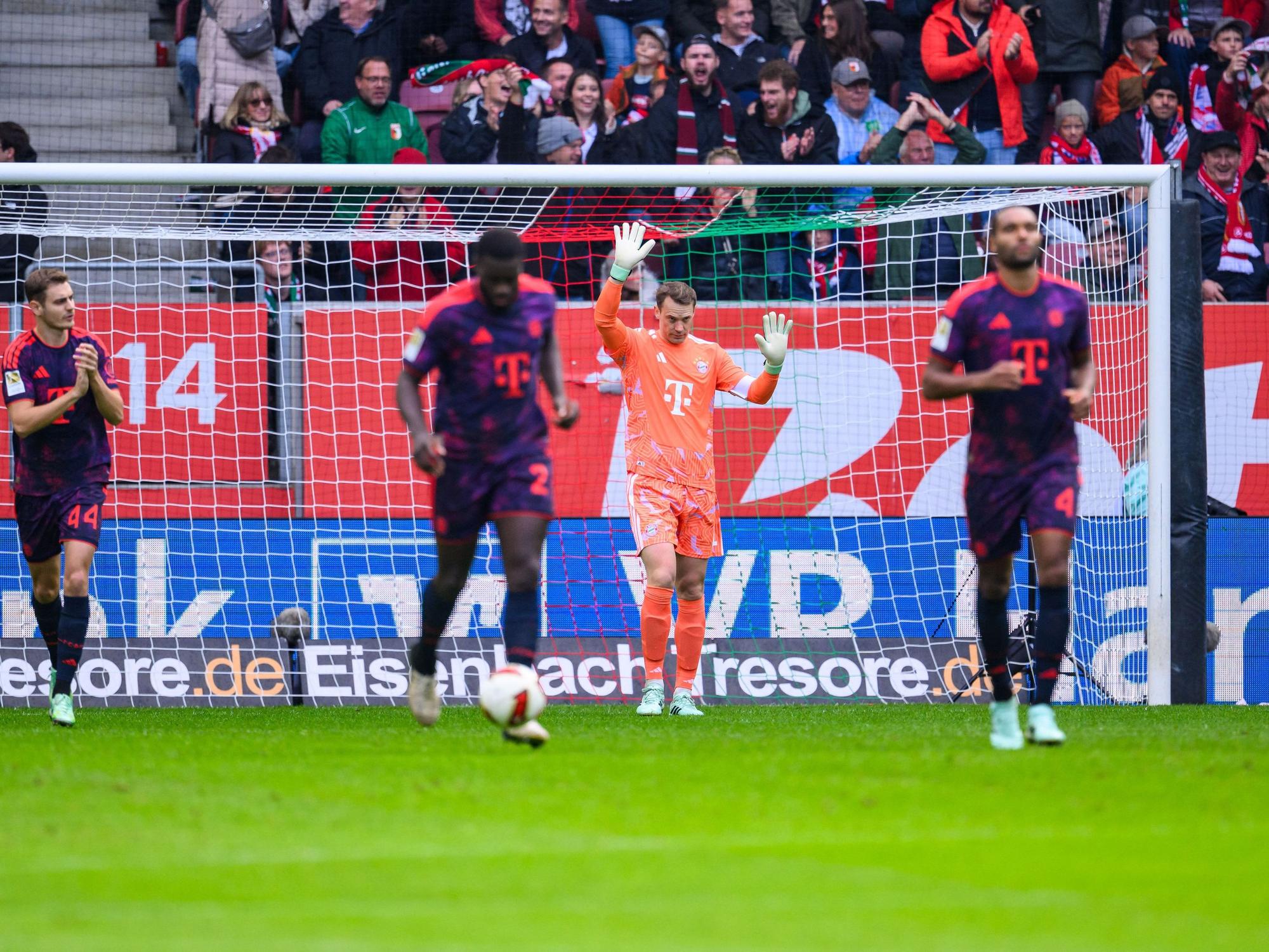 Manuel Neuer entschuldigt sich nach seinem dicken Patzer.