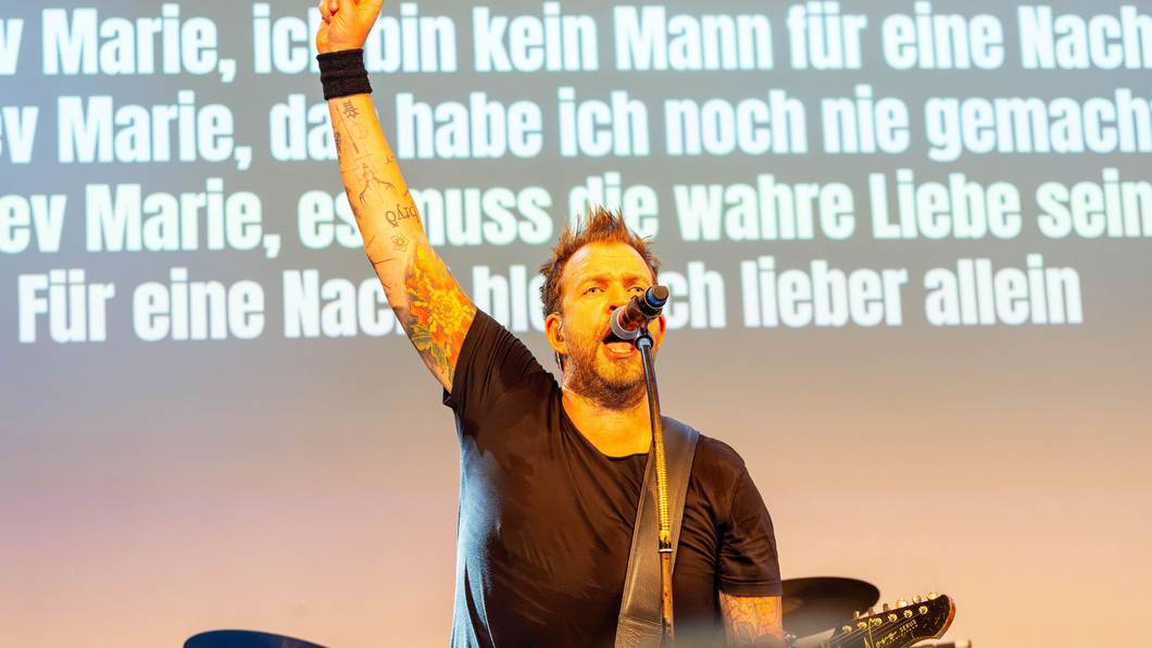 Sven Welter von den Paveiern auf der Bühne.