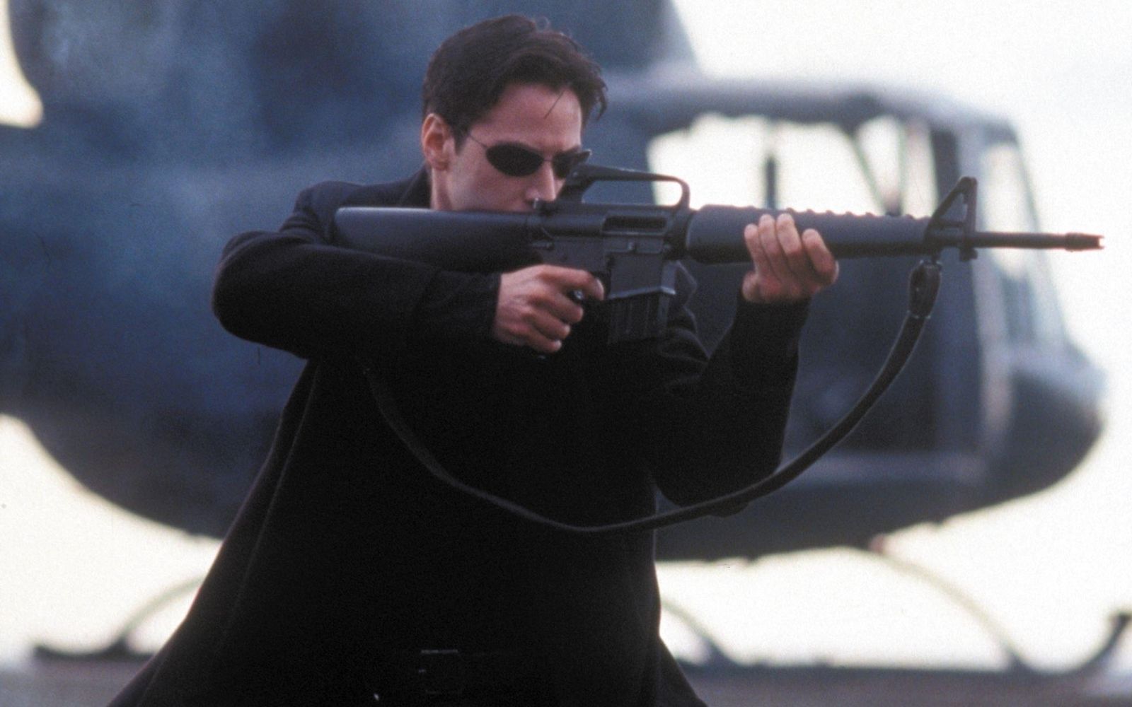 Wehende Mäntel, halsbrecherische Martial-Arts-Fights und spektakuläre Spezialeffekte - „Matrix“ mit Keanu Reeves in der Hauptrolle bietet genug von alldem. (Bild: RTL / 1999 Warner Bros. Entertainment Inc. )