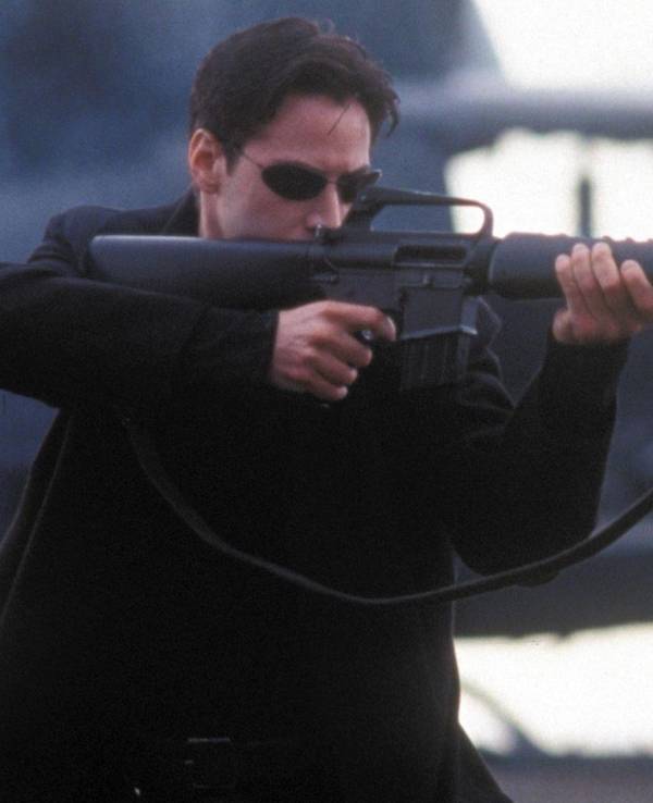 Wehende Mäntel, halsbrecherische Martial-Arts-Fights und spektakuläre Spezialeffekte - „Matrix“ mit Keanu Reeves in der Hauptrolle bietet genug von alldem. (Bild: RTL / 1999 Warner Bros. Entertainment Inc. )