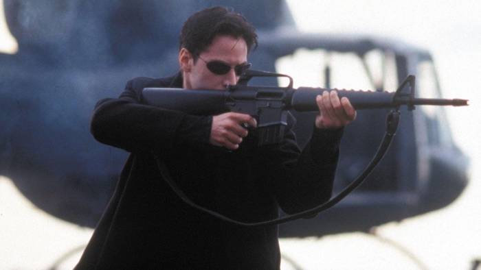 Wehende Mäntel, halsbrecherische Martial-Arts-Fights und spektakuläre Spezialeffekte - „Matrix“ mit Keanu Reeves in der Hauptrolle bietet genug von alldem. (Bild: RTL / 1999 Warner Bros. Entertainment Inc. )