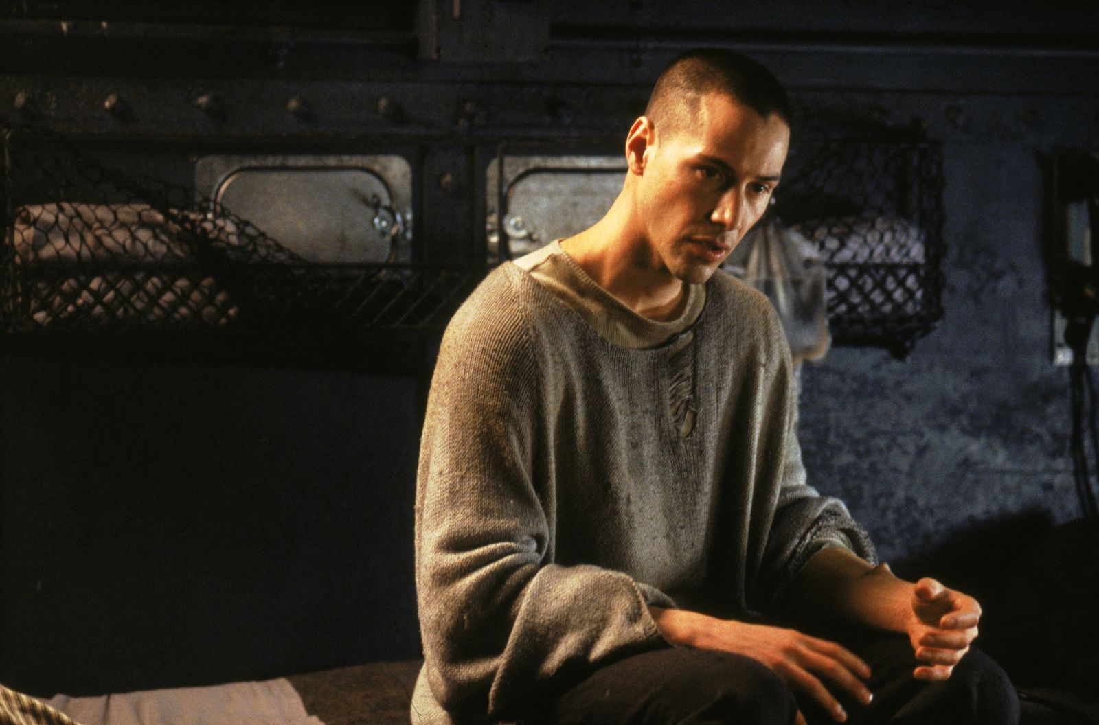 Neo (Keanu Reeves) kämpft sich in Teil eins durch die virtuelle Welt der Matrix.  (Bild: RTL / 1999 Warner Bros. Entertainment Inc. )