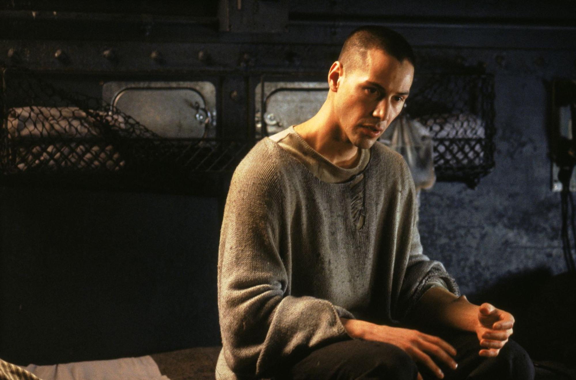 Neo (Keanu Reeves) kämpft sich in Teil eins durch die virtuelle Welt der Matrix. (Bild: RTL / 1999 Warner Bros. Entertainment Inc. )