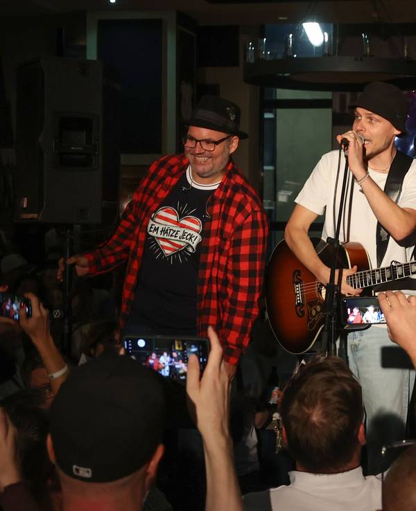 Mitsingkonzert von Björn Heuser im Gaffel am Dom. Zu Gast Peter Brings und Oli Niesen.