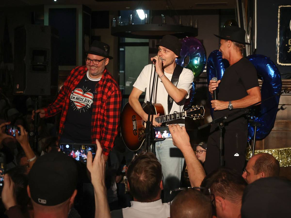 Mitsingkonzert von Björn Heuser im Gaffel am Dom. Zu Gast Peter Brings und Oli Niesen.