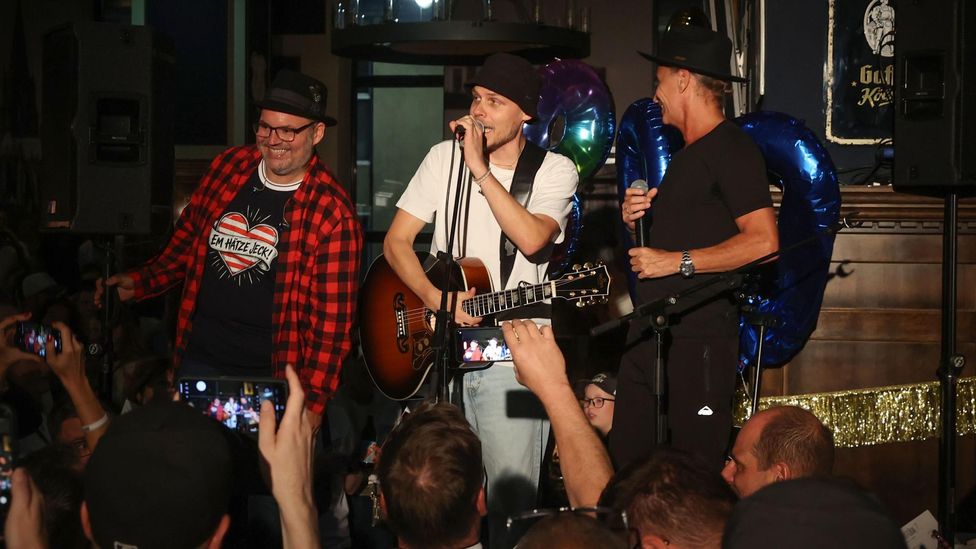 Mitsingkonzert von Björn Heuser im Gaffel am Dom. Zu Gast Peter Brings und Oli Niesen.