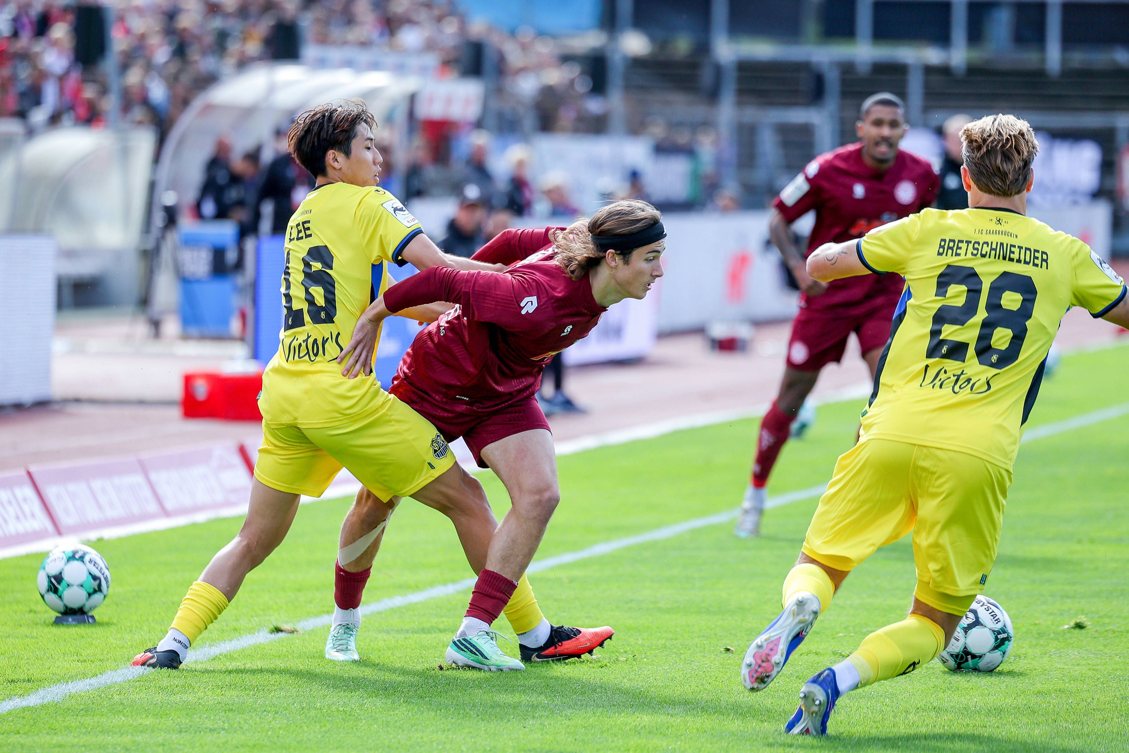 Duell um den Ball im Spiel von Fortuna Köln gegen den 1. FC Saarbrücken.
