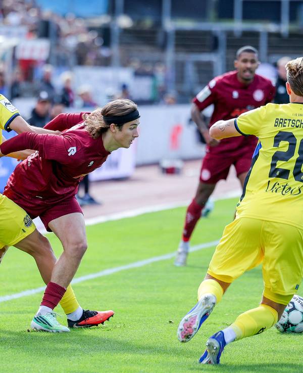 Duell um den Ball im Spiel von Fortuna Köln gegen den 1. FC Saarbrücken.