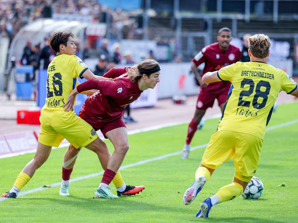 Duell um den Ball im Spiel von Fortuna Köln gegen den 1. FC Saarbrücken.