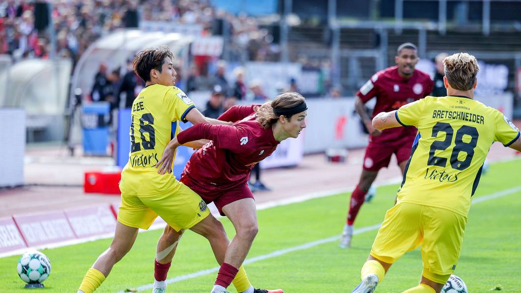 Duell um den Ball im Spiel von Fortuna Köln gegen den 1. FC Saarbrücken.
