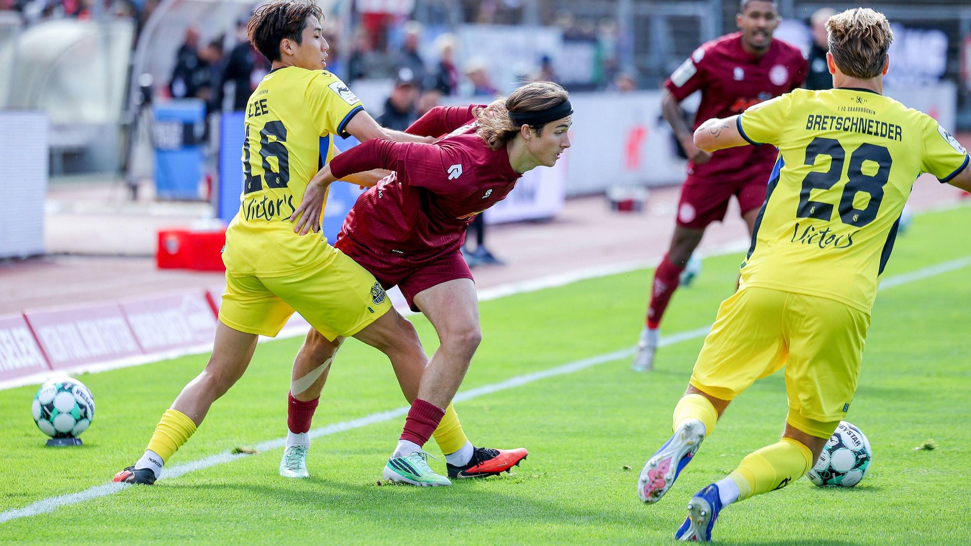 Duell um den Ball im Spiel von Fortuna Köln gegen den 1. FC Saarbrücken.