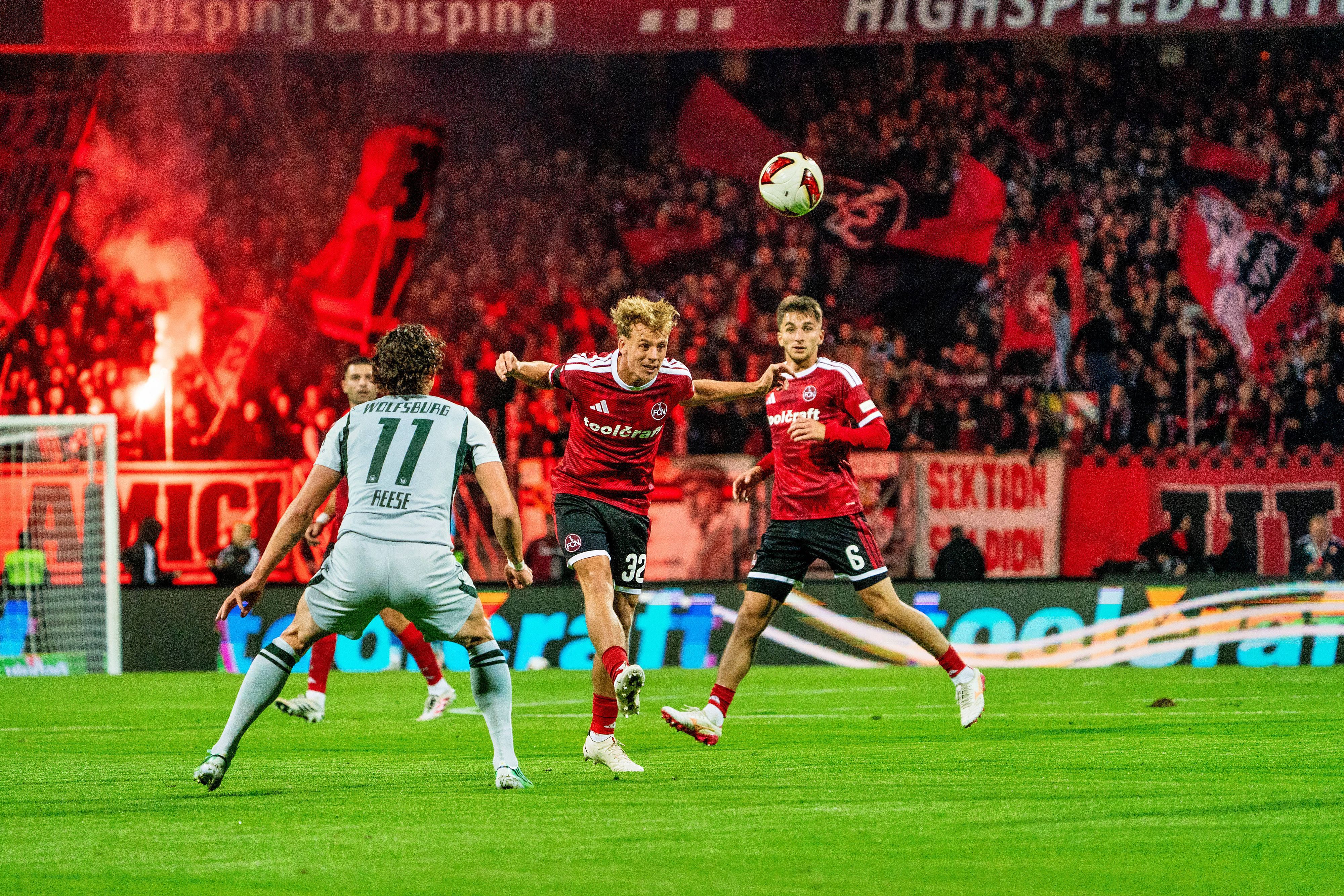 Tim Janisch köpft den Ball, Fabian Reese schaut zu.