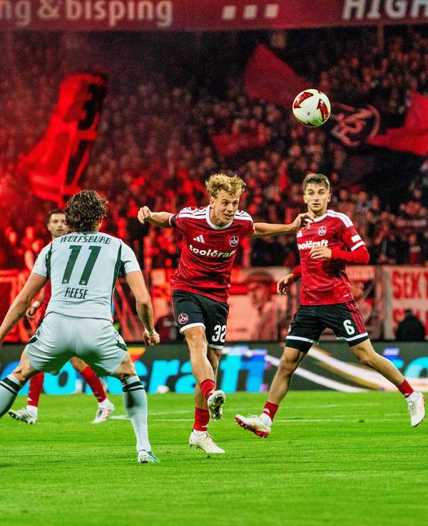 Tim Janisch köpft den Ball, Fabian Reese schaut zu.