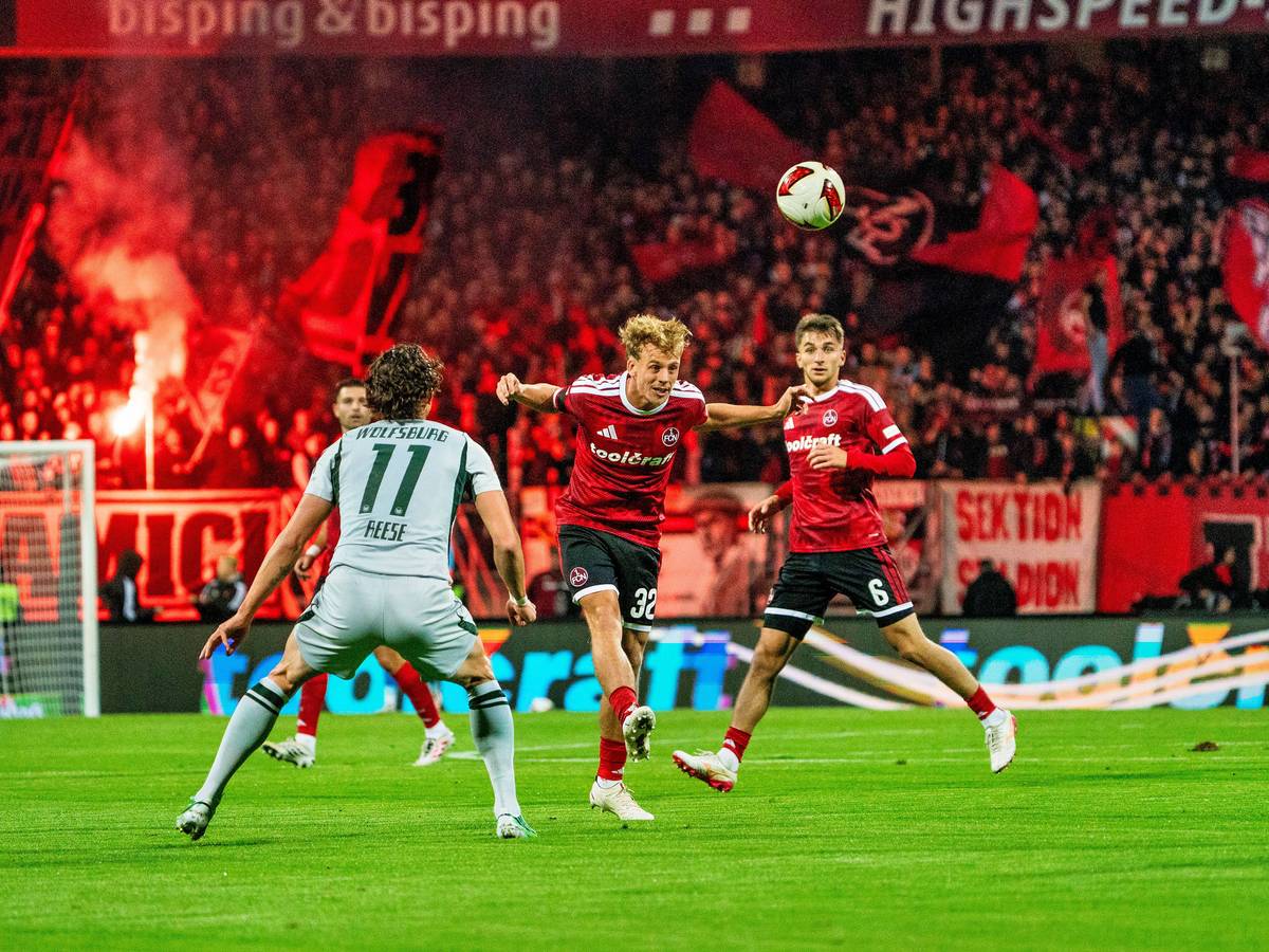 Tim Janisch köpft den Ball, Fabian Reese schaut zu.