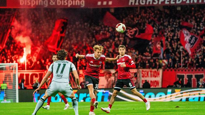 Tim Janisch köpft den Ball, Fabian Reese schaut zu.