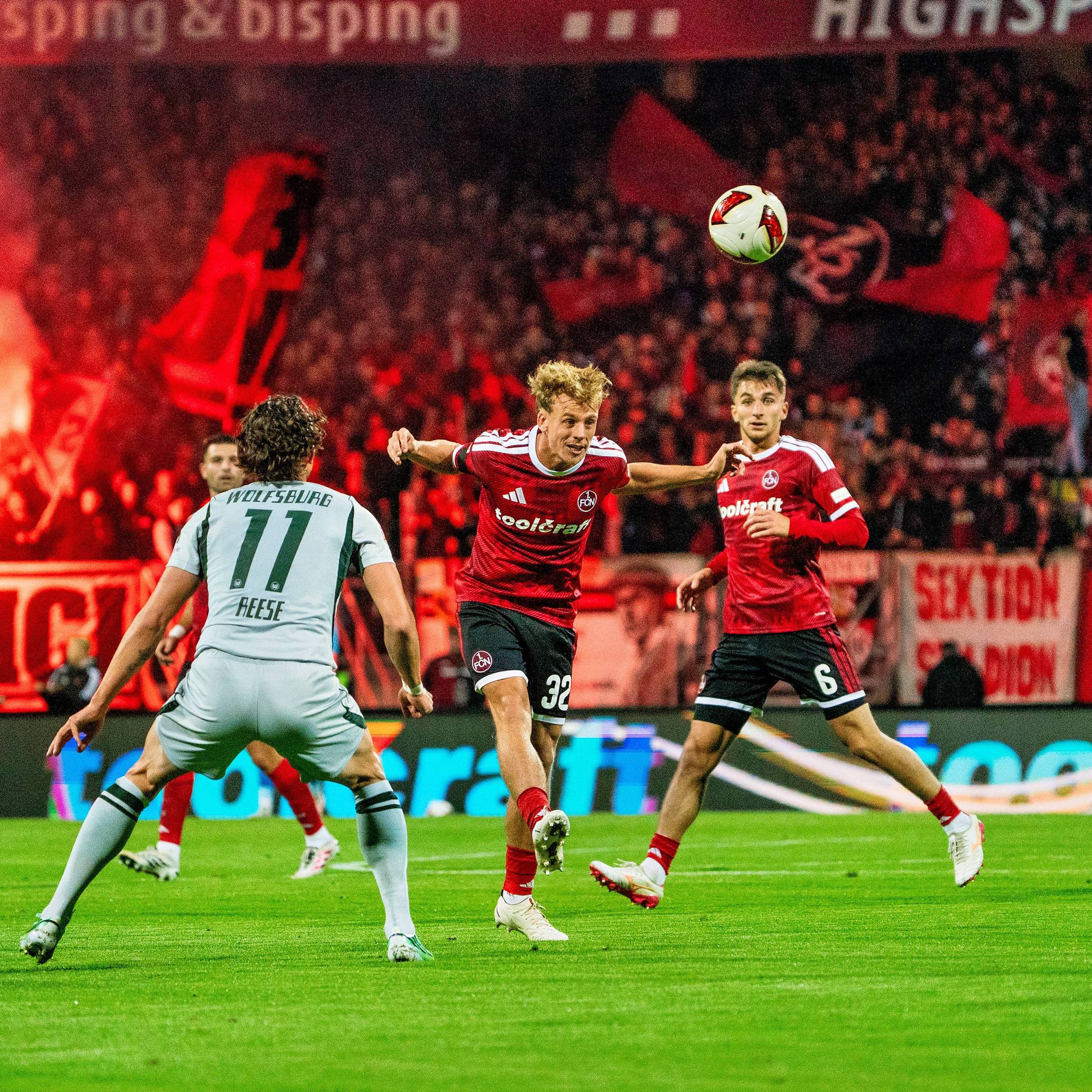 Tim Janisch köpft den Ball, Fabian Reese schaut zu.