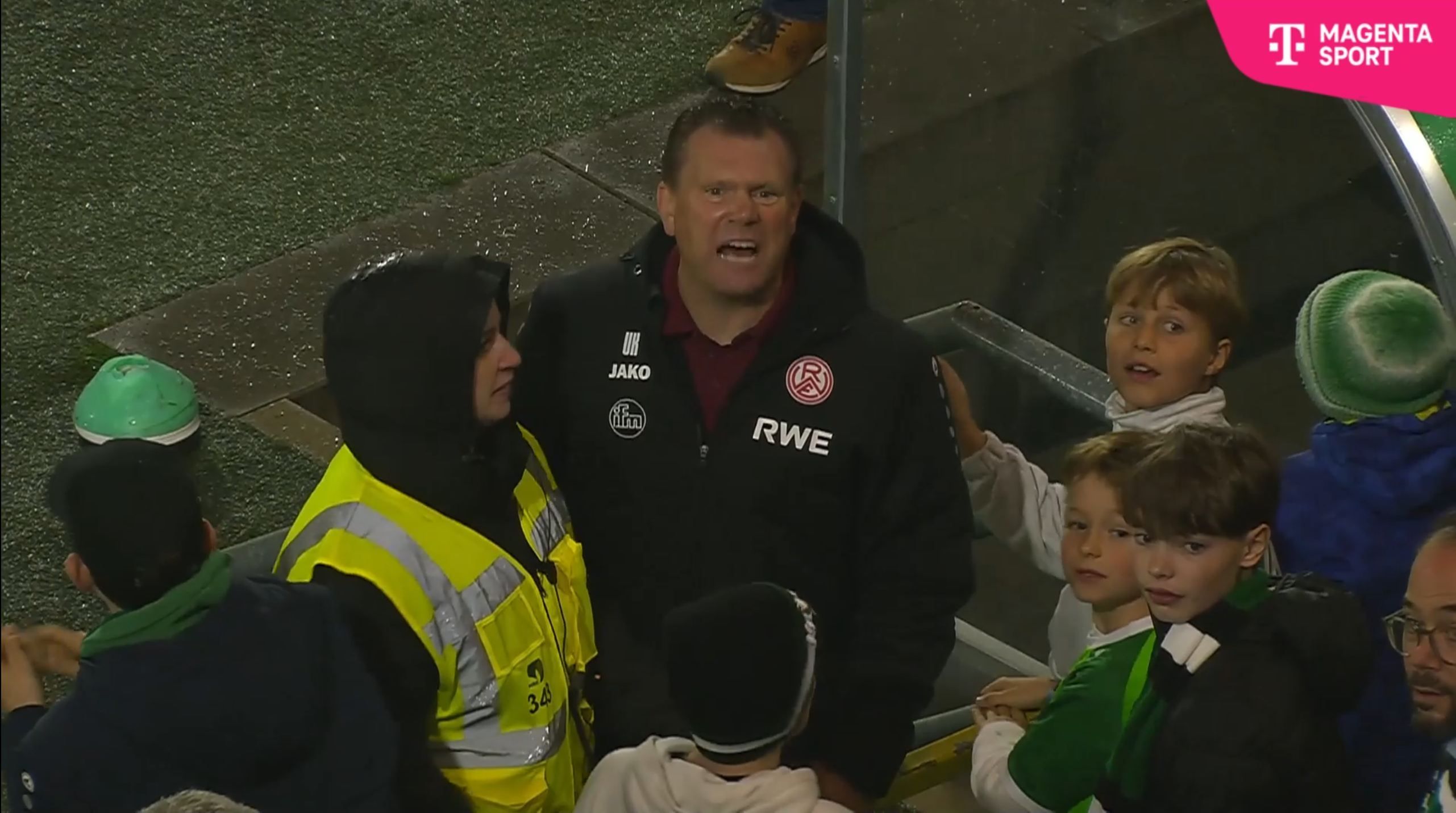 Uwe Koschinat zofft sich mit einem Fan.
