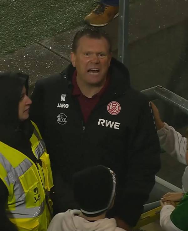 Uwe Koschinat zofft sich mit einem Fan.