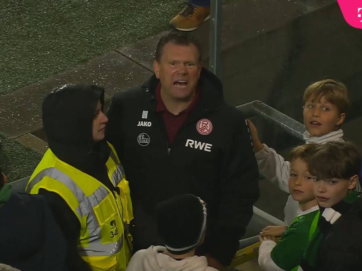 Uwe Koschinat zofft sich mit einem Fan.