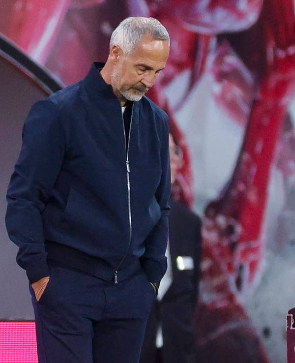 Adi Hütter mit gesenktem Kopf und den Händen in den Hosentaschen.