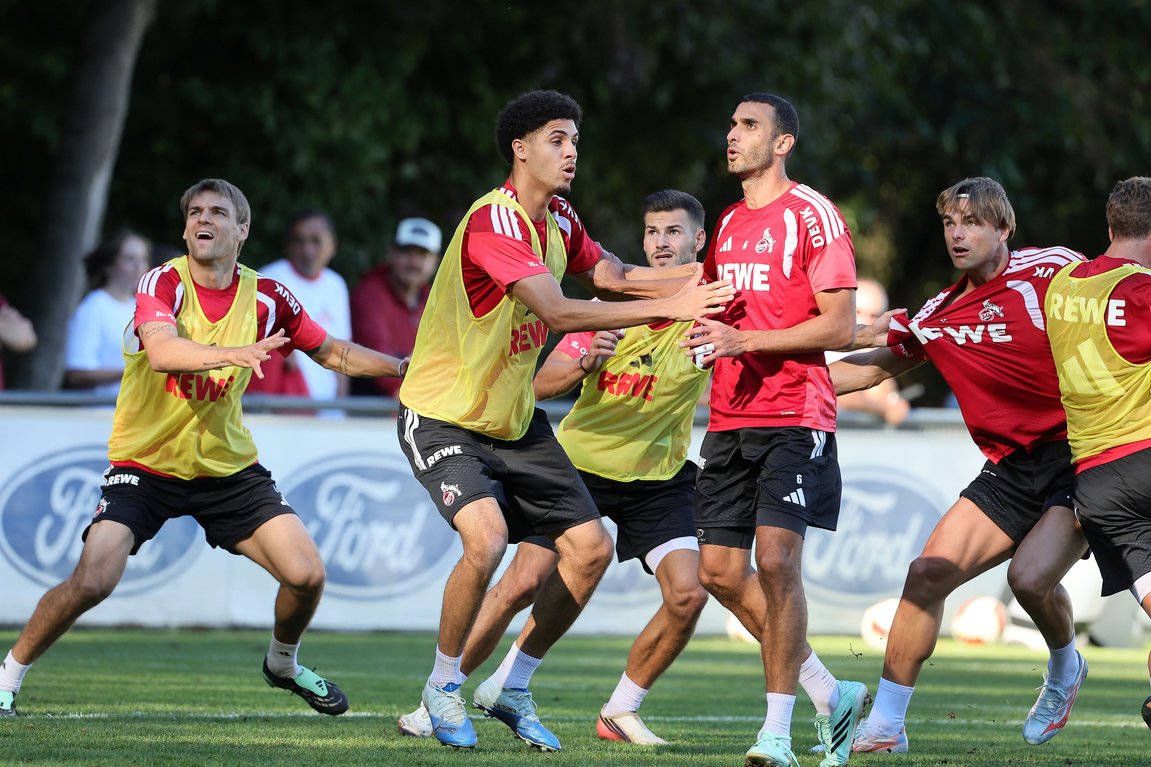 Der 1. FC Köln trainiert Standards.