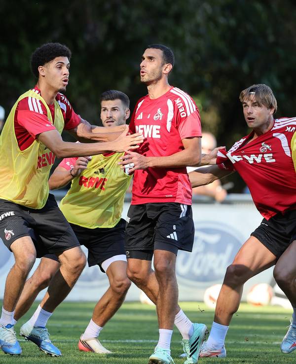 Der 1. FC Köln trainiert Standards.