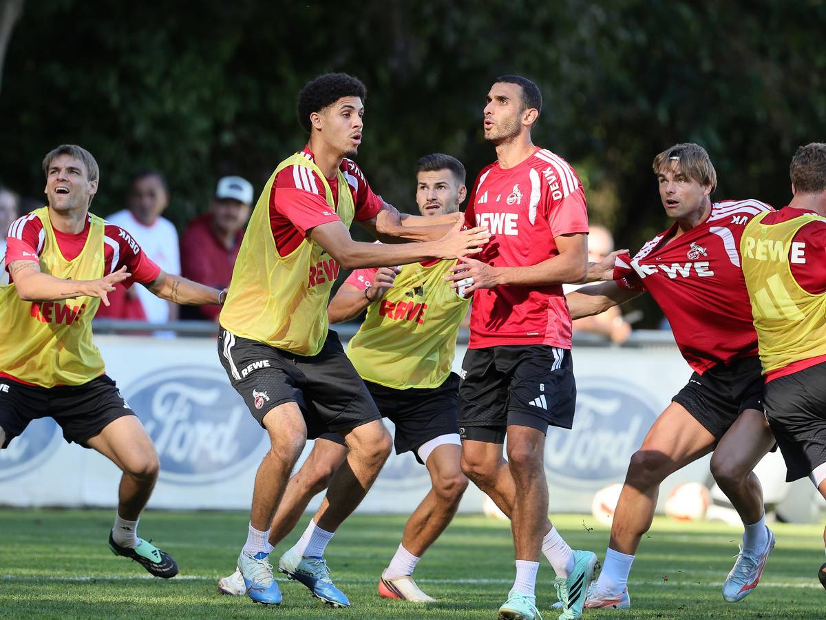 Der 1. FC Köln trainiert Standards.